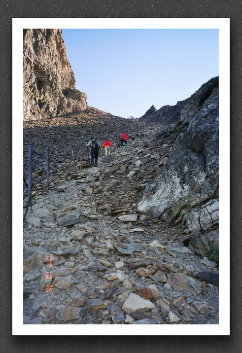 主峰至北峰間的碎石坡