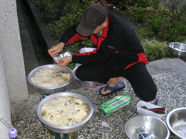 第二天早晨，天才兄幫我們煮麵條