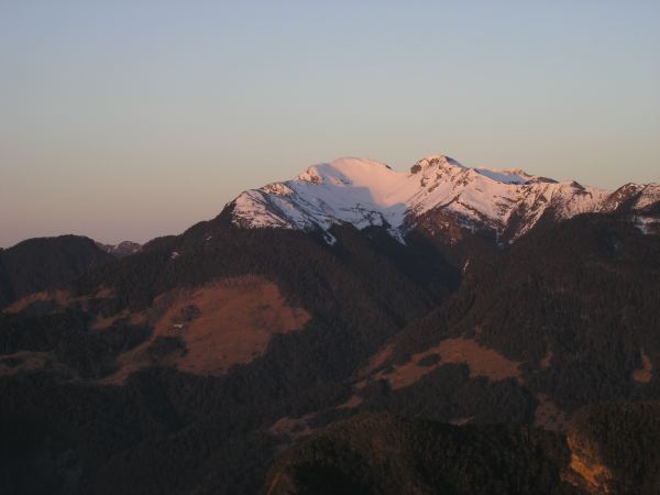 晨光中的雪山主峰