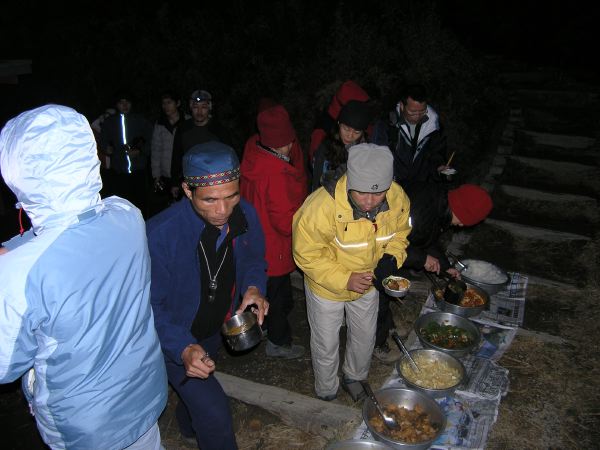 在山上吃飯手腳可是得快點才行