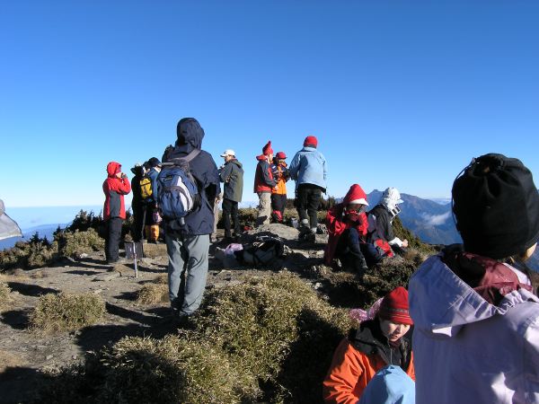 大伙在關山頂上休息拍照