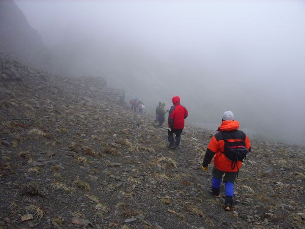 越過雪山主峰往翠池前進