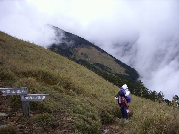 熱心的山友幫大家把垃圾背下山