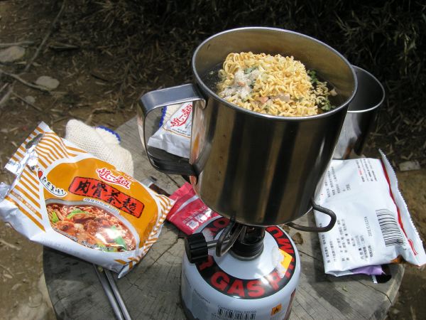 在高山上來碗熱呼呼的泡麵，真是一大享受啊