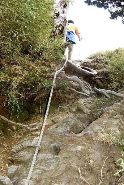 往關山嶺山途中拉繩處