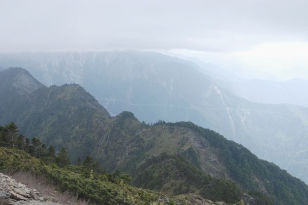 塔關山眺望向陽大崩壁