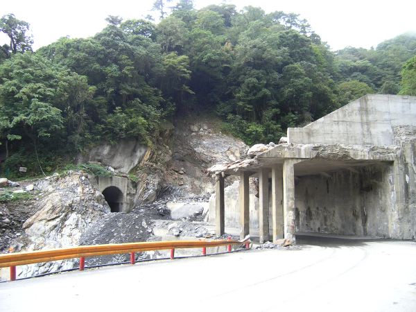 中午一點由花蓮市出發，三點多即來到登山口。