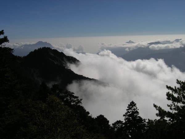 有點兒像山水畫的景色。