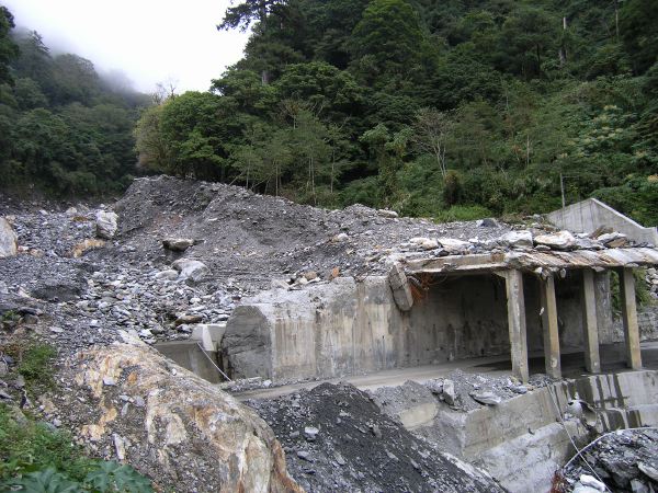 登山口旁的山路已遭土石流沖刷，慘不忍睹。